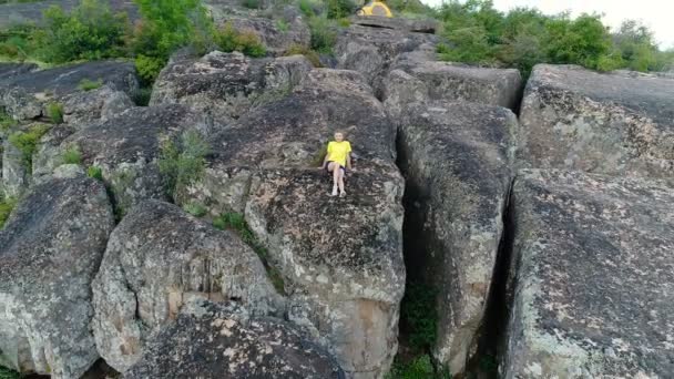 Drohnen-Ansicht einer Frau an schönen grauen Klippen — Stockvideo