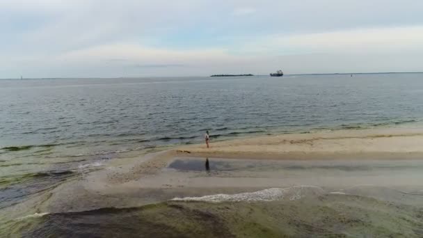 Vrouw barrière strand met golven waarop — Stockvideo