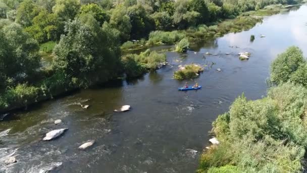 Dos personas kayak en el río — Vídeo de stock