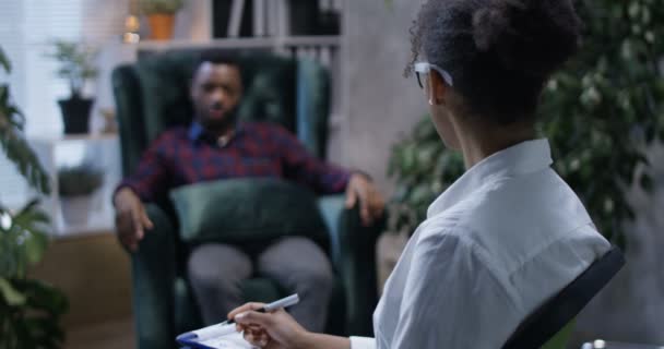 心理学者に話している若い男性 — ストック動画