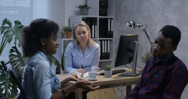 Pareja hablando en el consultorio de un psicólogo — Vídeos de Stock