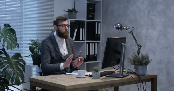 Psychologist video chatting at his desk — Stock Video