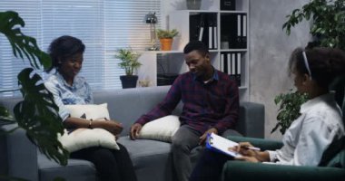 Bir psikolog ofiste oturan genç çift