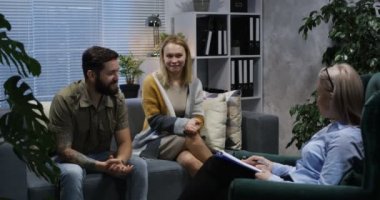 Bir psikolog ofiste oturan genç çift