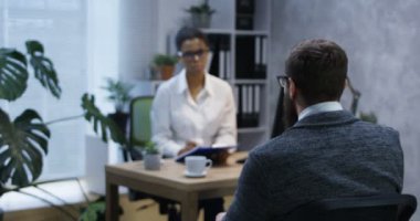 Psikiyatriste konuşan genç adam