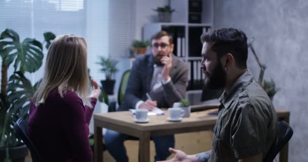 Jeune couple se disputant dans le bureau d'un psychologue — Video