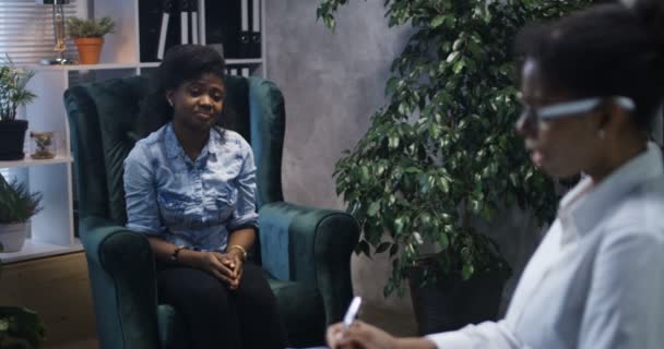 Ung kvinna prata med psykolog — Stockvideo