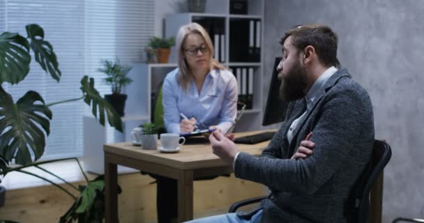 Junger Mann im Gespräch mit Psychologe — Stockvideo