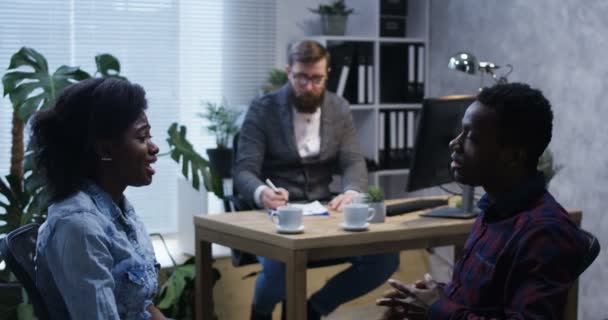 Casal jovem discutindo no escritório de um psicólogo — Vídeo de Stock