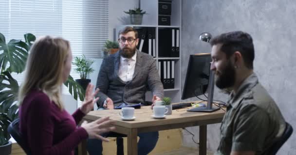 Paar umarmt sich im Büro eines Psychologen — Stockvideo