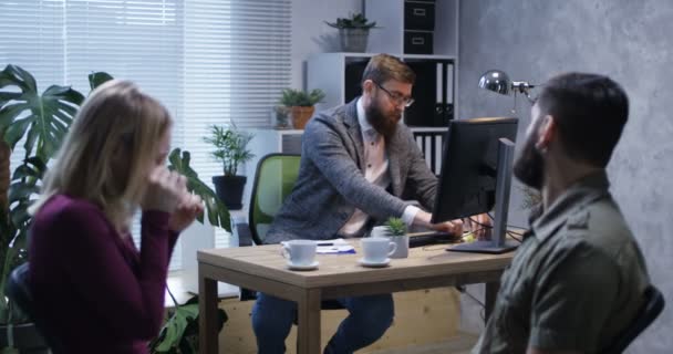 Oroliga ungt par i kontoret av en psykolog — Stockvideo