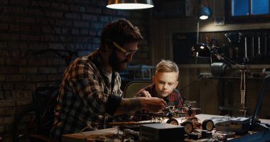 Baba ve oğul bir dron onarma