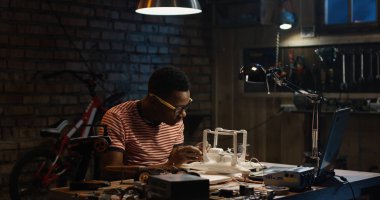 Genç adam bir dron onarma