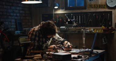 Adam bir garajda dron lehimleme