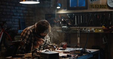 Adam bir garajda dron lehimleme