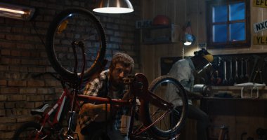 İki mekanik bir bisiklet tamir