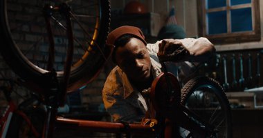 bir bisiklet tamir dükkanında çalışan adam