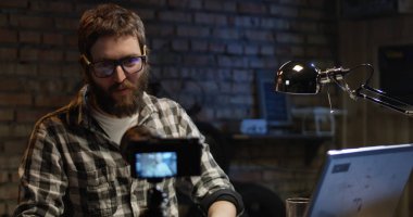 Kamera video blog yapma bir atölyede konuşan genç adam vurdu