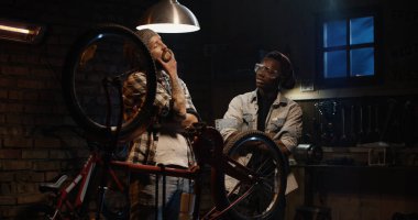 Atış iki adamın bir bisiklet tamircisi konuşuyor