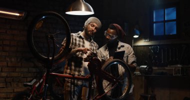 İki mekanik bir atölyede konuşuyor