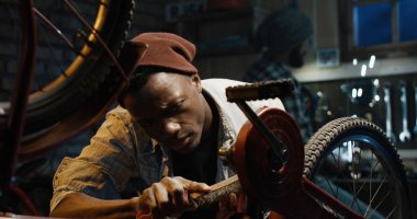 bir bisiklet tamir dükkanında çalışan adam