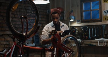 bir bisiklet tamir dükkanında çalışan adam