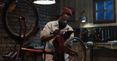 bir bisiklet tamir dükkanında çalışan adam