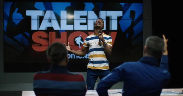 Joven cantando en el concurso de talentos — Foto de Stock