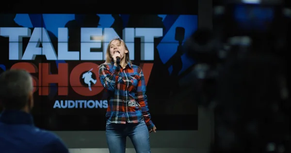 Young woman singing and dancing at talent show — Stock Photo, Image