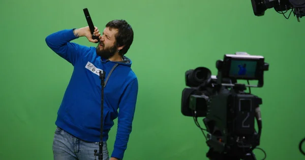 Un uomo che canta ad un'audizione — Foto Stock