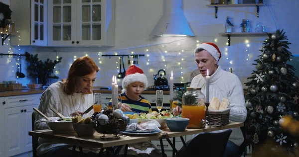 Οικογένειας γύρω από το χριστουγεννιάτικο τραπέζι — Φωτογραφία Αρχείου