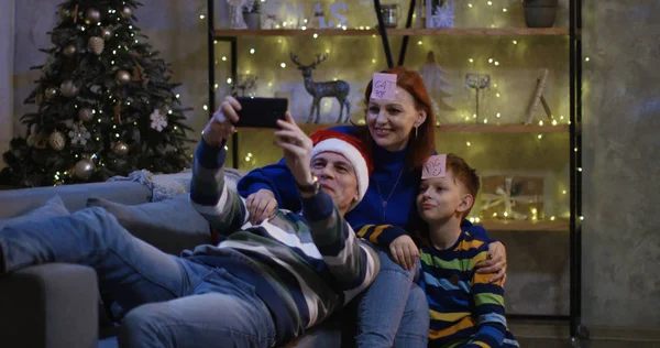 Familjen tar selfie på julafton — Stockfoto