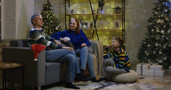Familjen att ha kul på julafton — Stockfoto