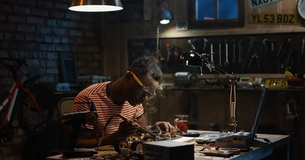 Man repairing a drone — Stock Photo, Image