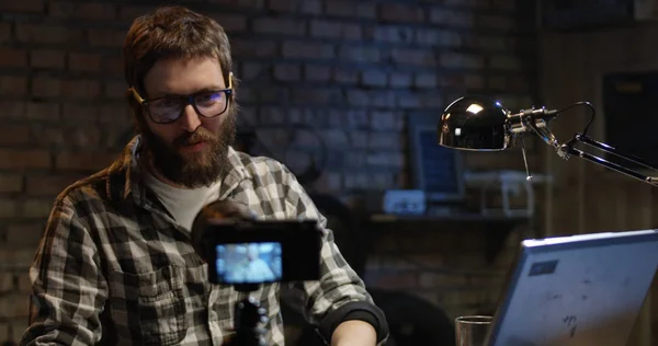 Съемка Разговора Молодого Человека Камеру Мастерской Делающего Видеоблог — стоковое фото