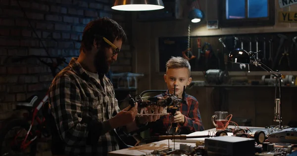 Father and son repairing a drone — Stock Photo, Image