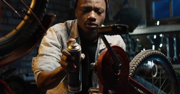 Man working in a bicycle repair shop — Stock Photo, Image