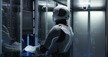 Veri merkezi sunucu odasına çalışan robot parlayan