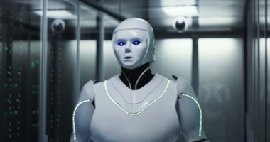 Sunucular içinde bir veri merkezi bir tablet tutarak kontrol bir insansı robot orta atış