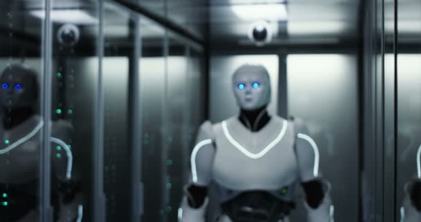 Robot androide blanco futurista en la sala de servidores — Vídeo de stock