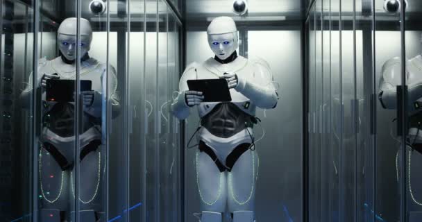 服务器机房中带有平板电脑的未来机器人 — 图库视频影像