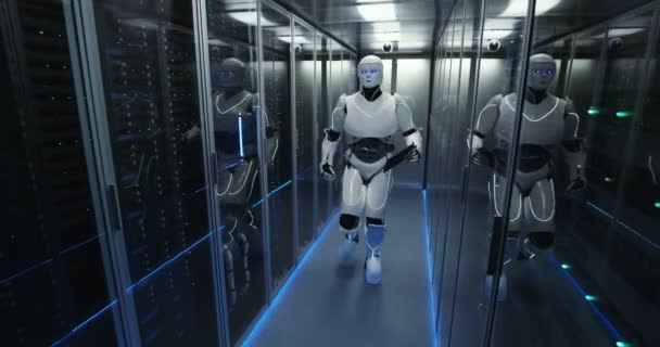 Robot androide futurista que trabaja en la sala de servidores — Vídeos de Stock