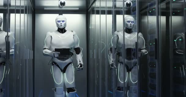 Robotów humanoidalnych, spacer po centrum danych — Wideo stockowe