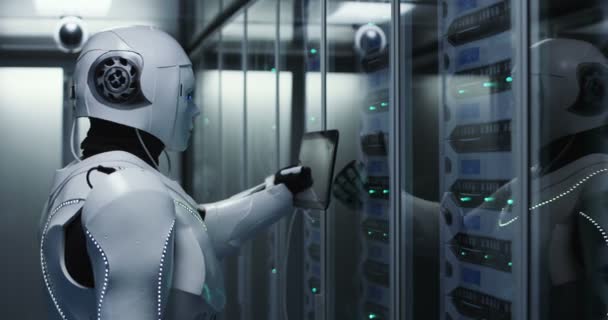 Humanoid robot kontroll servrar i ett datacenter — Stockvideo