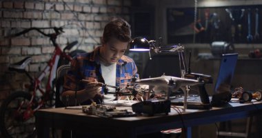 Tamir ve test bir dron çocuk