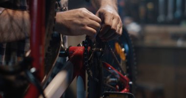 Adam bir garaj bir bisiklet tamir