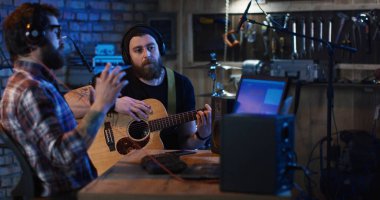 Ev stüdyosunda oynayan genç müzisyenler