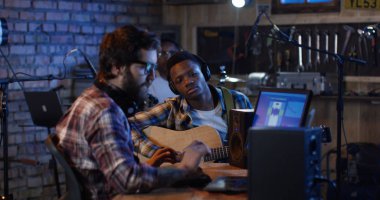 Ev stüdyosunda oynayan genç müzisyenler