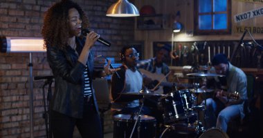 Garajda oynarken genç müzisyenler