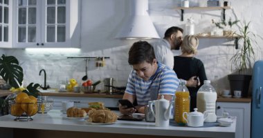 Mutfakta eğlenmek aile